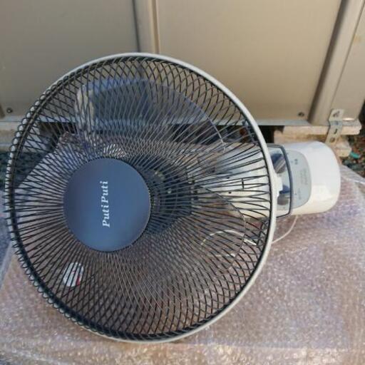 壁掛け扇風機２台あります。