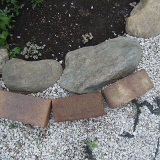 花壇を仕切る石