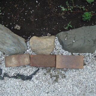 花壇を仕切る石の画像