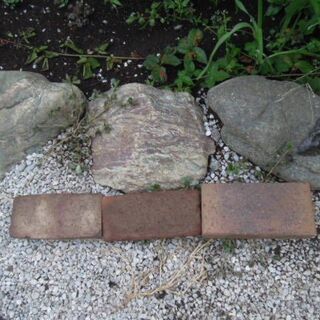花壇を仕切る石の画像