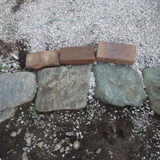 花壇を仕切る石の画像