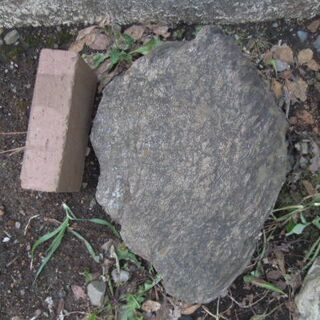 花壇を仕切る石の画像