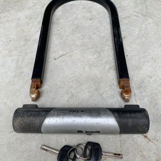 Amazonで購入したバイクカバーとU字ロックの画像