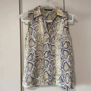 お値下げ致しました【ZARA新品】パイソン柄トップス　Sサイズの画像