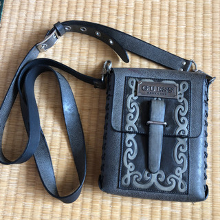 GUESS男性用オシャレショルダーバッグ