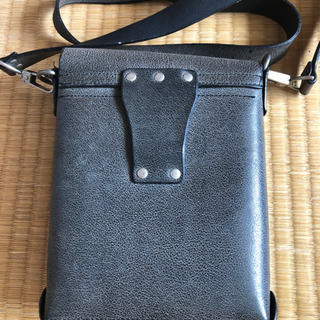 GUESS男性用オシャレショルダーバッグの画像