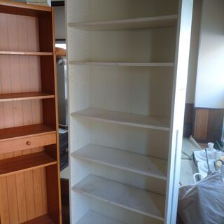 【無料で差し上げます】　背の高い白い木製棚（本棚にも）