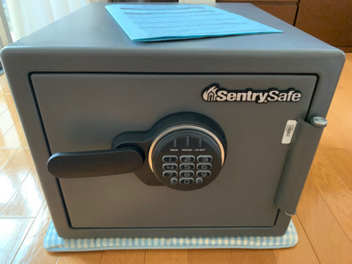 セントリー 耐火金庫 テンキー式 22.8L JFW082ET