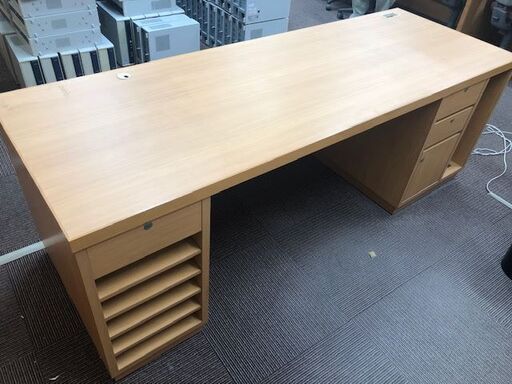 木製大きな受付？机はご要望ございませんか？