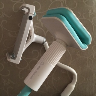 iPhoneホルダー卓上取り付け器具付き。約50センチ位の画像