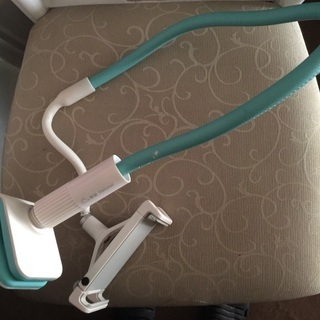 iPhoneホルダー卓上取り付け器具付き。約50センチ位の画像