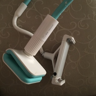 iPhoneホルダー卓上取り付け器具付き。約50センチ位の画像