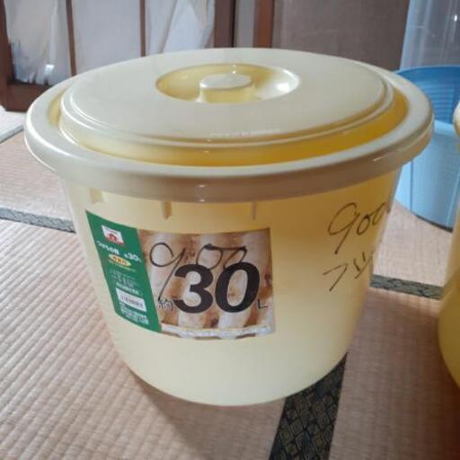 お漬物の樽30L。ザル付き