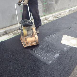 道路工事スタッフ及び2ｔ・3ｔダンプドライバー大募集！早く帰ろう精神の会社！プライベート充実！の画像
