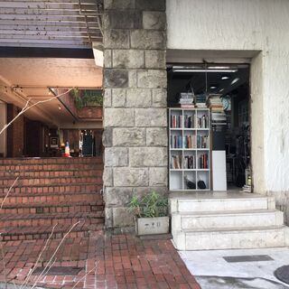 明日8月27日翌28日限定 日払い手渡し可 時給プラス交通費一律1000円 店舗のレイアウト変更による商品搬出などの画像