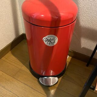 ゴミ箱_赤_プッシュ式の画像