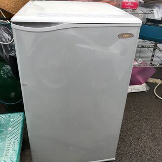 やっと入荷しました！！　１００Ｌ　前開き冷凍庫　１８，０００円（税別）