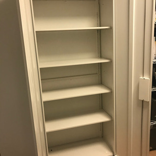 プラスのスチール書庫 キャビネット アーチー 両開き書庫 ベース付き の画像