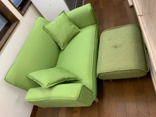 ソファー　2人掛け　緑　足置き付きです^ - ^