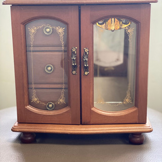 オルゴール付き小物入れ。