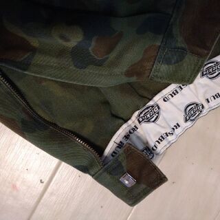 ROSE BUDとDickiesコラボ　迷彩フレアスカートの画像