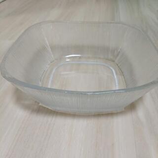 ガラスの大きい深皿の画像