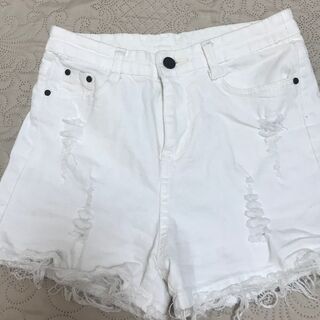 🤍🩳白い色のフリンジ付きショーツの画像