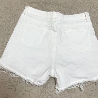 🤍🩳白い色のフリンジ付きショーツの画像