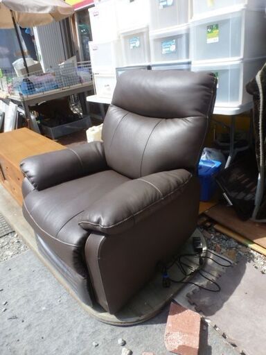 ＜電動リクライニングチェアー＞お家でリラックスタイム。リサイクルショップのダイトーです。 おしゃれアイテム　お持ち帰り価格　電動リクライニングチェアー