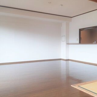 リビングが広々約２０帖の分譲マンションです🏠オートロック完備で防犯面も安心です🔑🚉も徒歩３分と駅近物件です🎵 - 生駒市