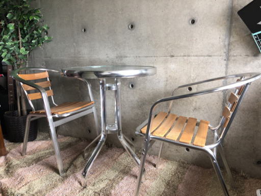 オシャレなテーブルとイス