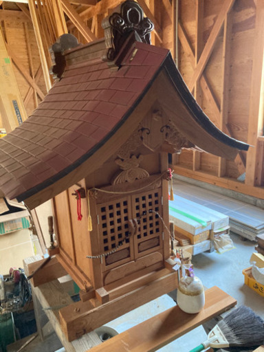 祠　屋根だけでも10万円以上かかってます