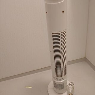 首振り機能付きタワー式扇風機（エスケイジャパン SKJ-KA33TF）の画像