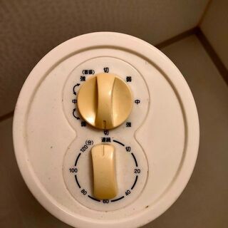 首振り機能付きタワー式扇風機（エスケイジャパン SKJ-KA33TF）の画像