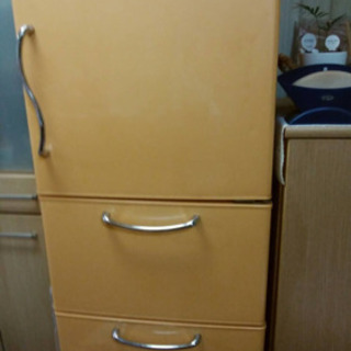 レトロな冷蔵庫　店舗のインテリアにいかがですか