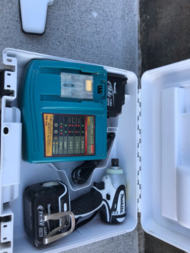 マキタ 14.4V インパクトドライバーと掃除機