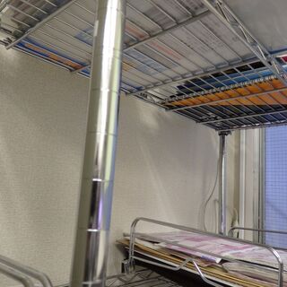 事務所机2台、会議テーブル1台、パーテーション1台の画像