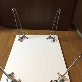 白の小テーブルの画像