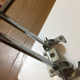 白の小テーブルの画像