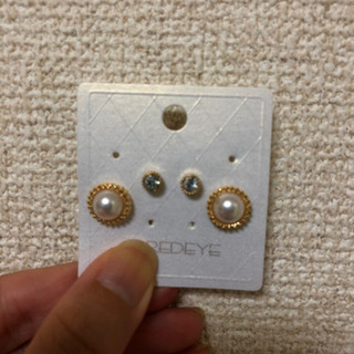 ピアスとネックレスの画像