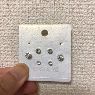 ピアスとネックレスの画像