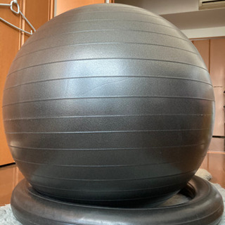 スツールにもなる固定リング付きバランスボール65cmの画像