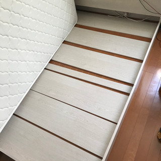 差し上げます　セミダブルベットフレーム　マットレスの画像