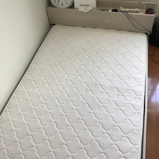 差し上げます　セミダブルベットフレーム　マットレスの画像