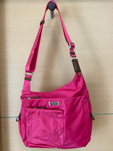 ★ TUMI トゥミのレディース ショルダーバッグ（ピンク）、ロクシタンの２点セット