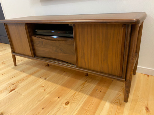 ウォールナット色のテレビ台