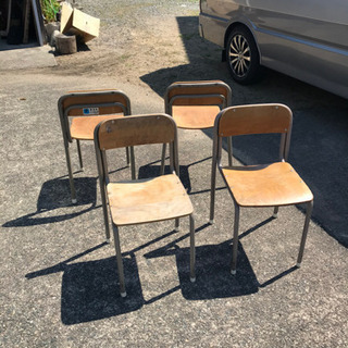無料の学校の椅子(４脚セット)の画像