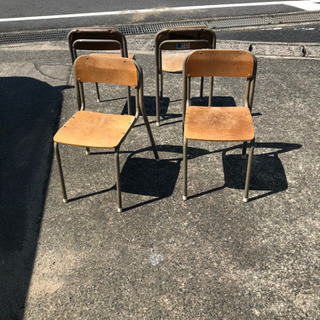 無料の学校の椅子(４脚セット)の画像