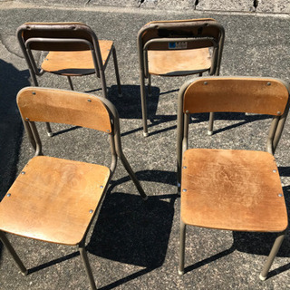 無料の学校の椅子(４脚セット)