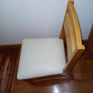 無料！温かみのある木の椅子はいかがですか？の画像